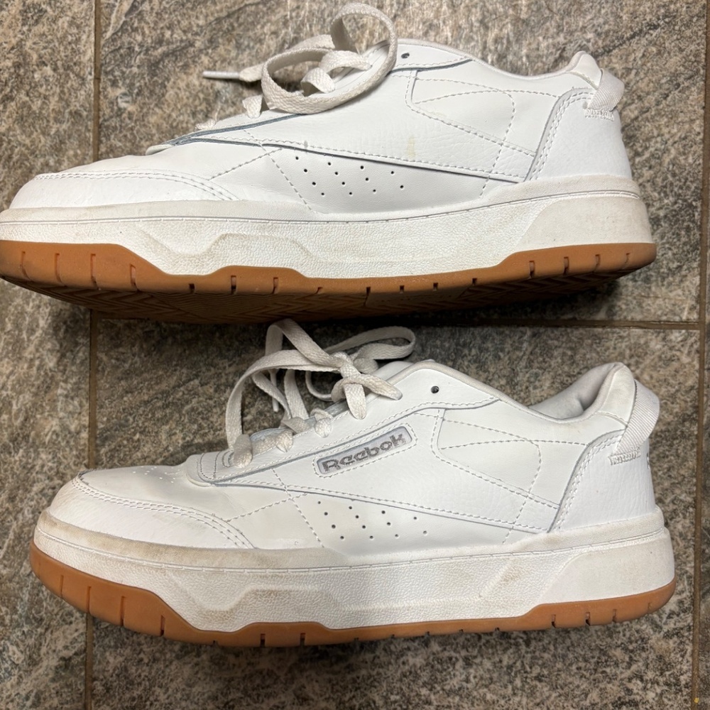 Women’s Reebok Shoe - Picture 2 of 4